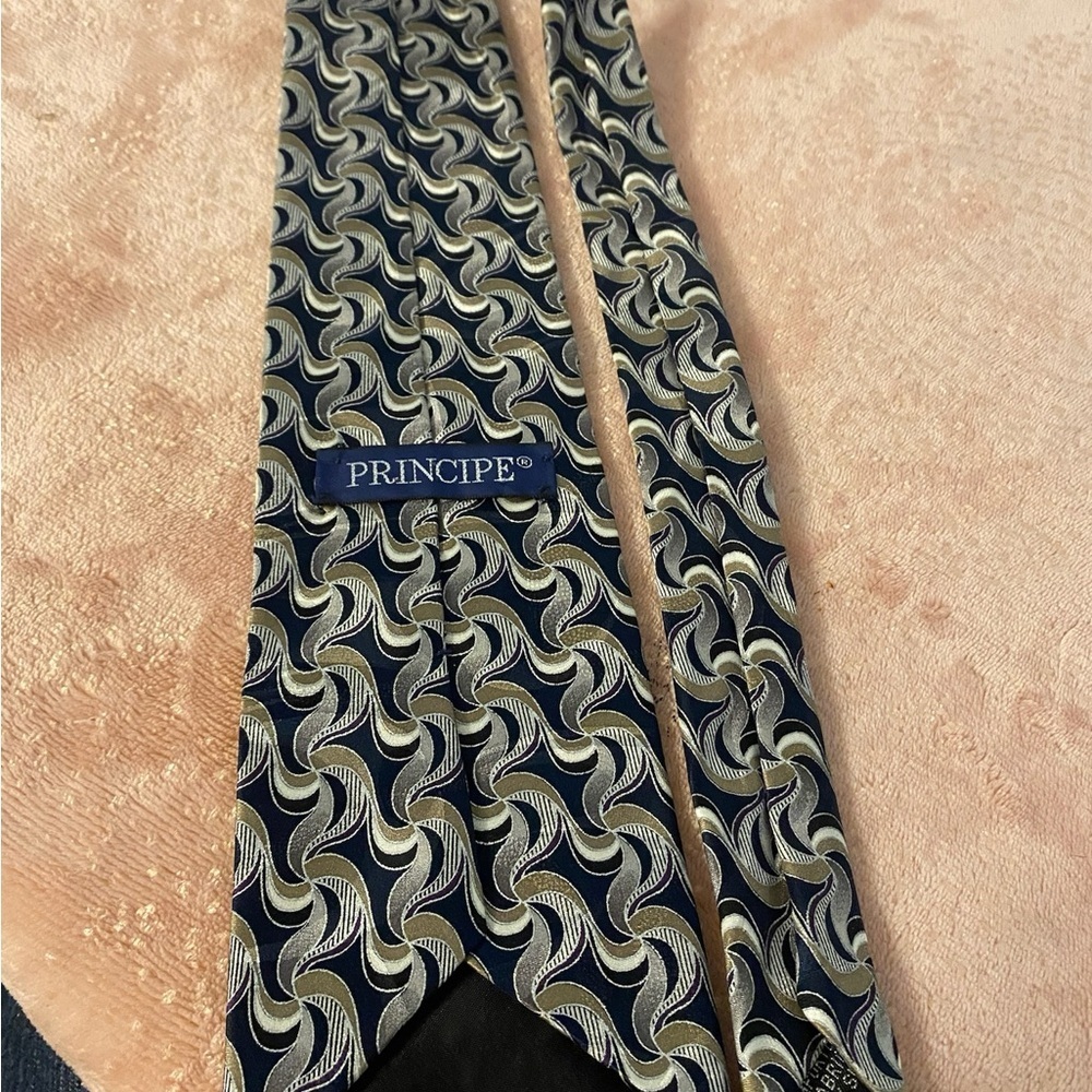 Elegant Black and Gold Patterned Tie - Picture 4 of 7
